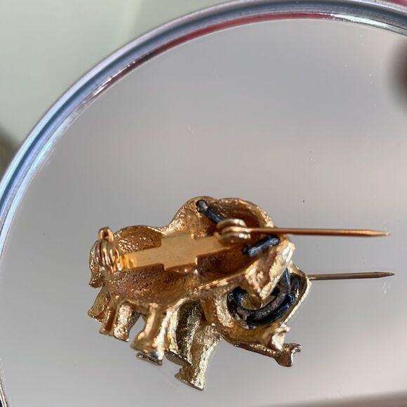 Vintage gold tone elephant brooch lapel pin with black eyeglasses - Picture 5 of 5